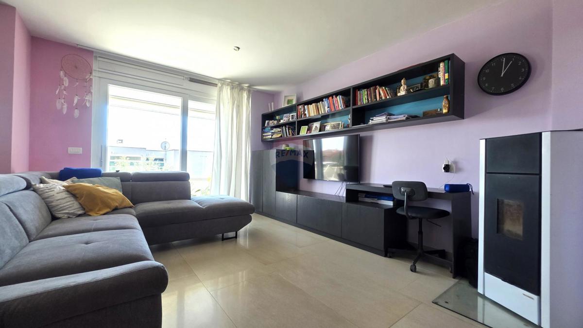 Istria, Novigrad – Ampio appartamento familiare con vista mare