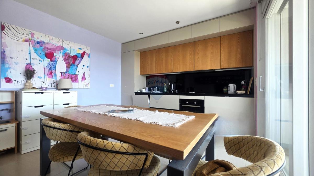 Istria, Novigrad – Ampio appartamento familiare con vista mare