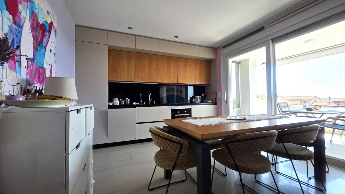Istria, Novigrad – Ampio appartamento familiare con vista mare