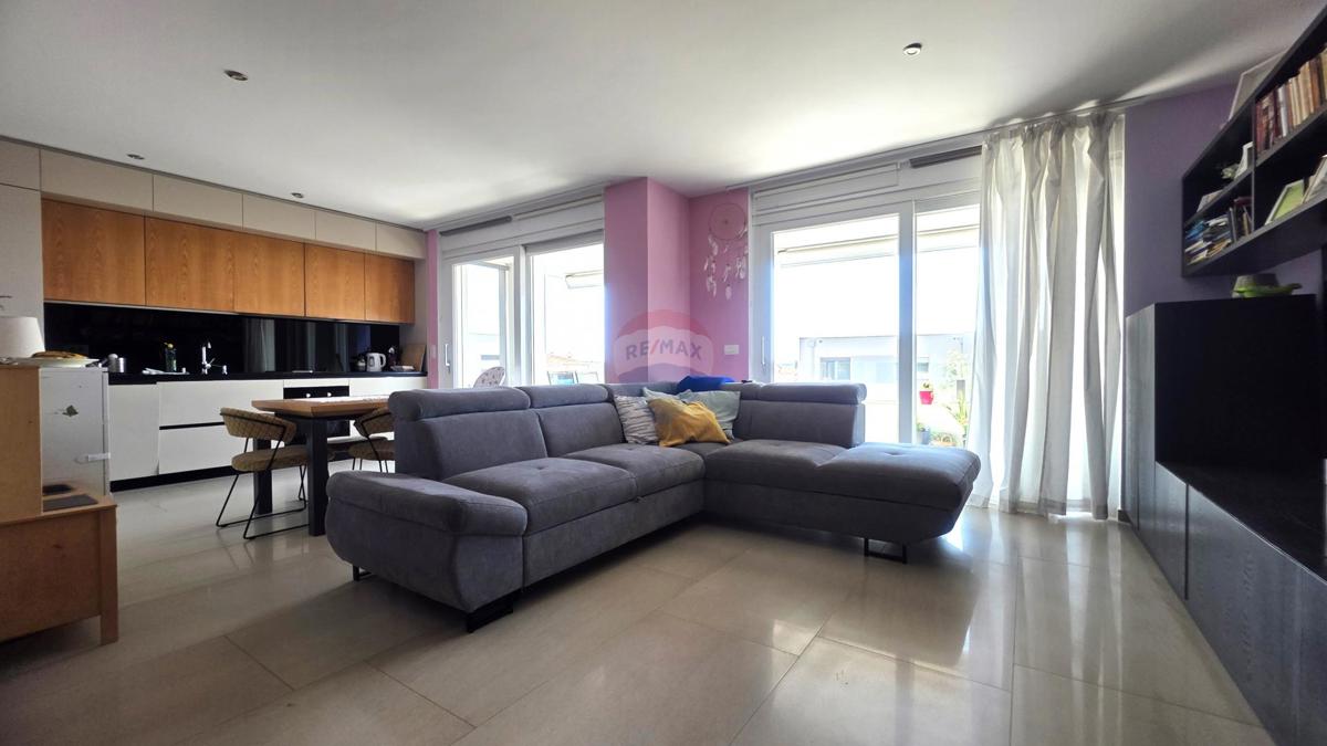 Istria, Novigrad – Ampio appartamento familiare con vista mare