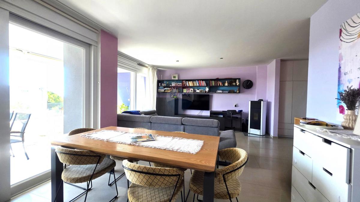 Istria, Novigrad – Ampio appartamento familiare con vista mare