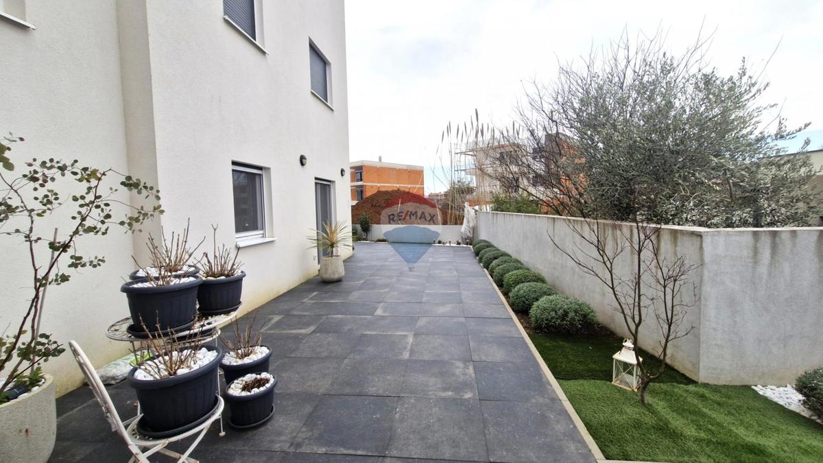 Istria, Medulin, Nuova costruzione con giardino, vicino al centro e alle spiagge, pronta per abitare