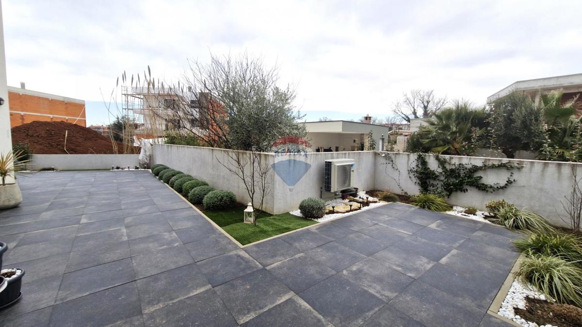 Istria, Medulin, Nuova costruzione con giardino, vicino al centro e alle spiagge, pronta per abitare