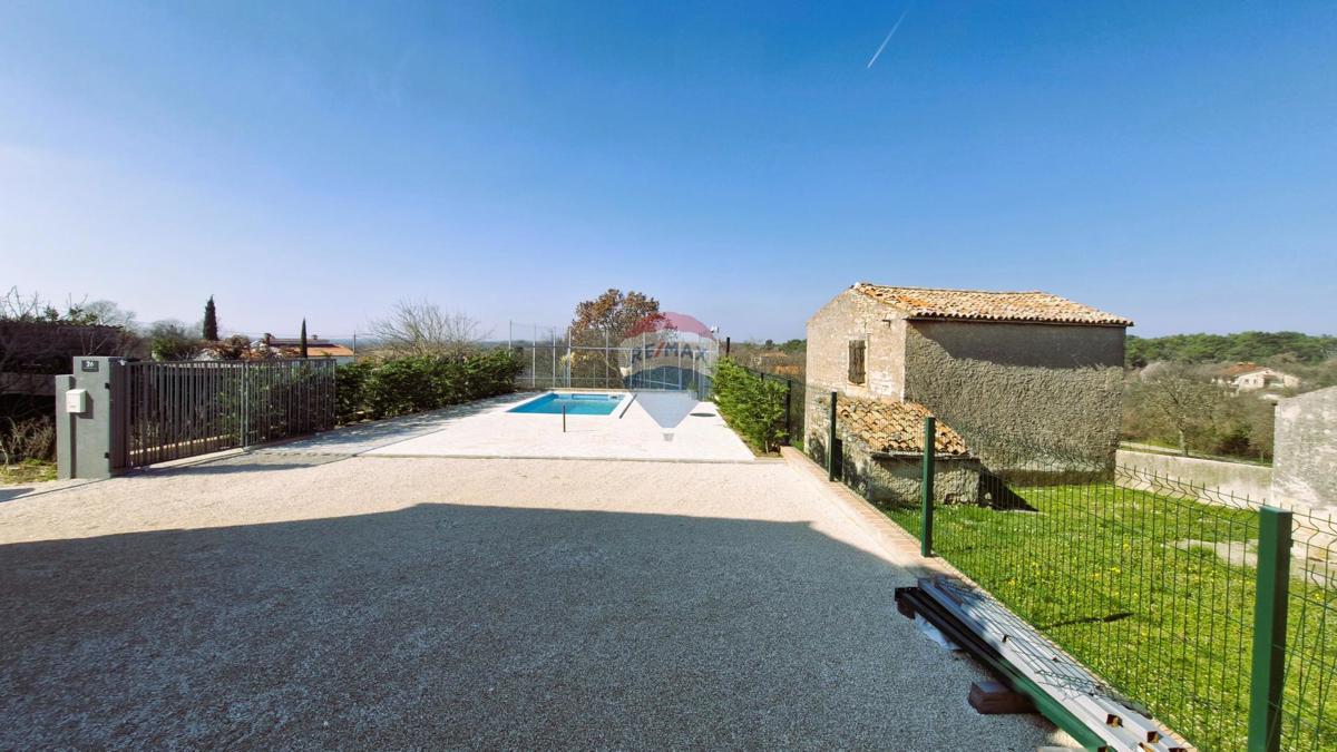 Istria, Barban, Hrboki – Casa in pietra con piscina, 100 m²