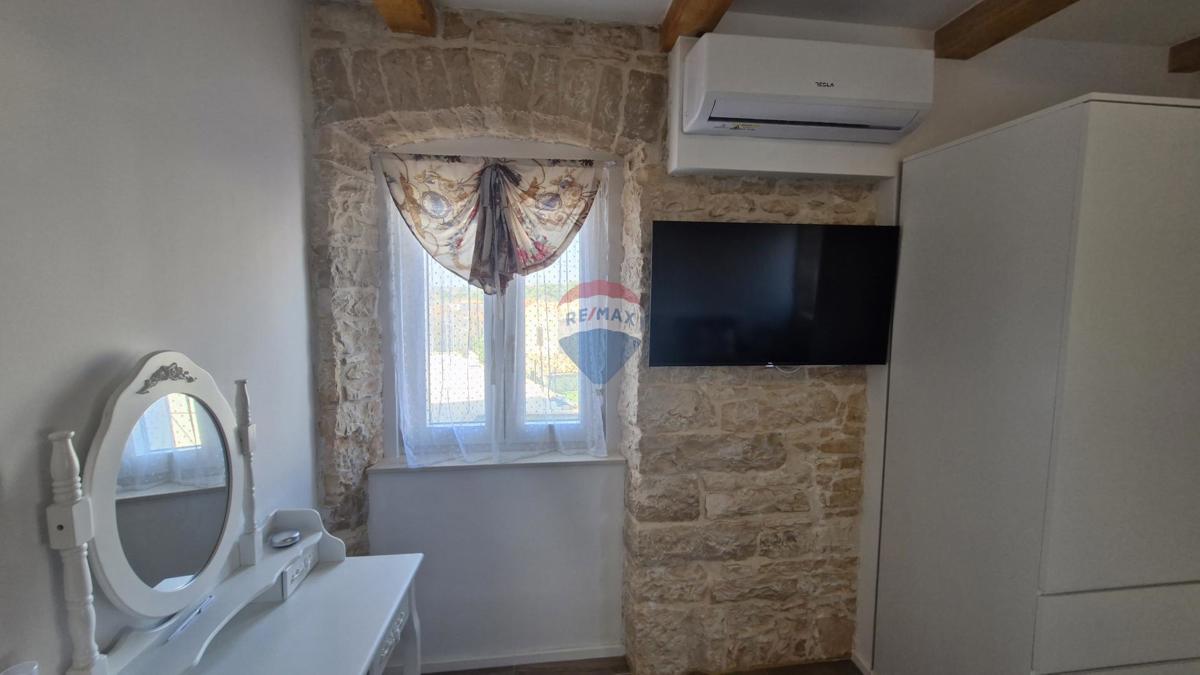 Istria, Barban, Hrboki – Casa in pietra con piscina, 100 m²