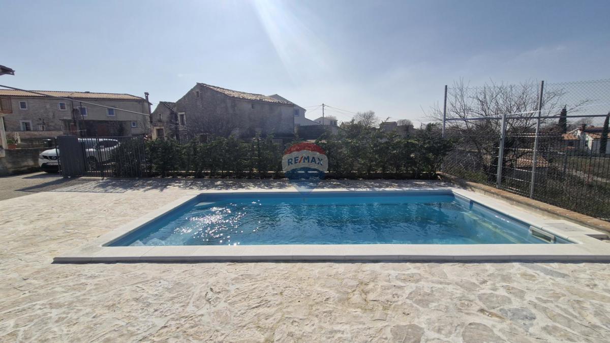 Istria, Barban, Hrboki – Casa in pietra con piscina, 100 m²