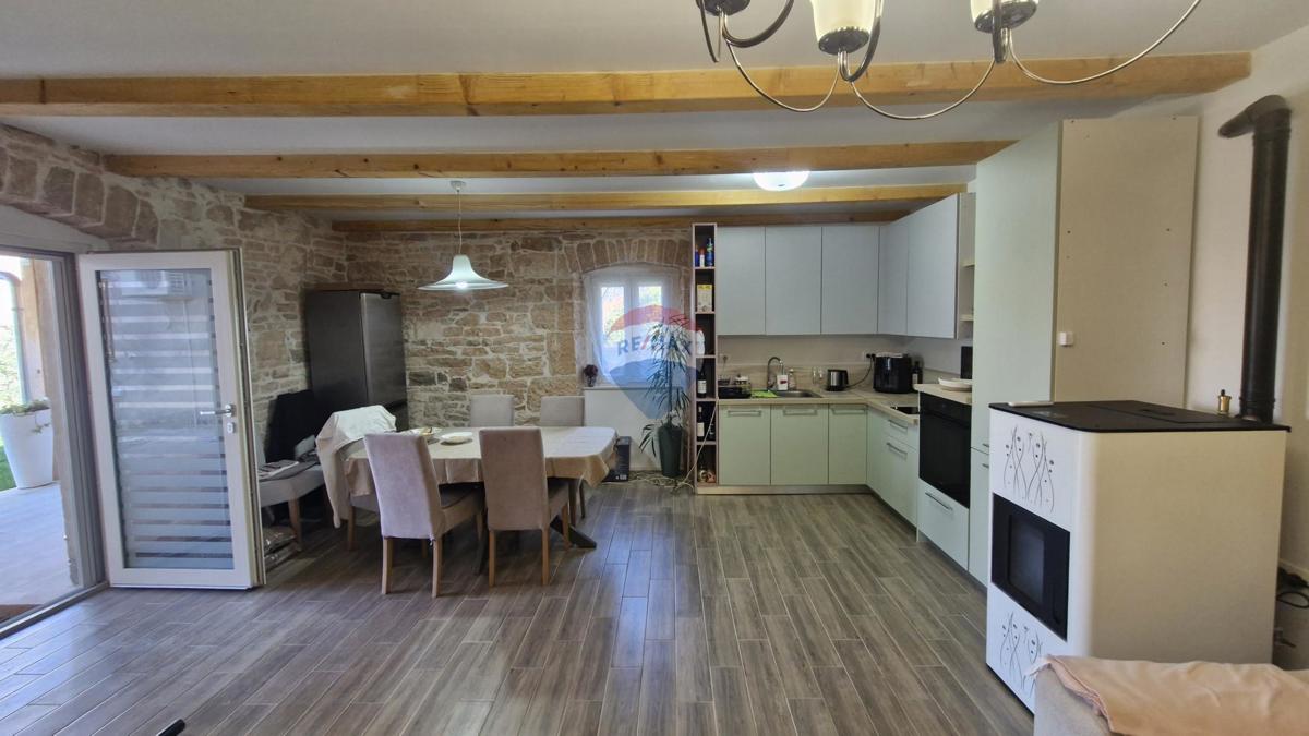 Istria, Barban, Hrboki – Casa in pietra con piscina, 100 m²