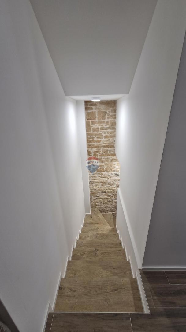 Istria, Barban, Hrboki – Casa in pietra con piscina, 100 m²