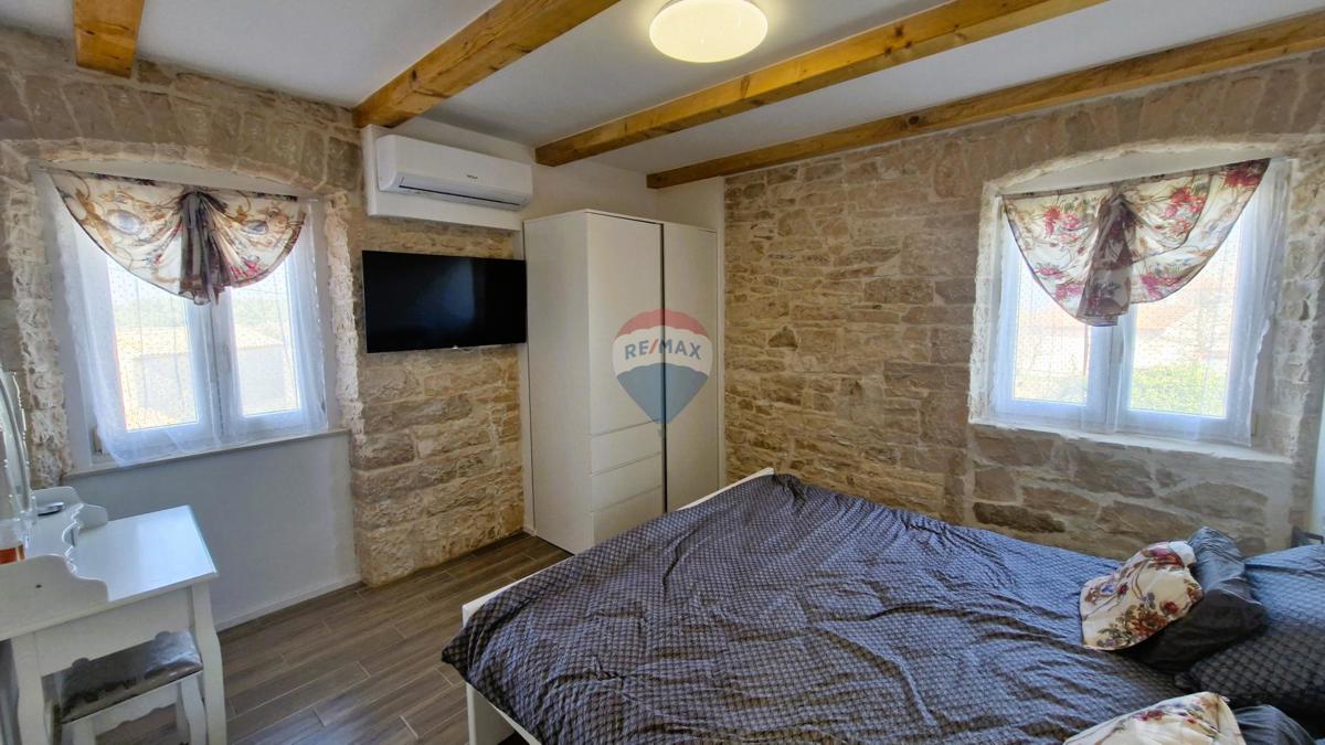 Istria, Barban, Hrboki – Casa in pietra con piscina, 100 m²