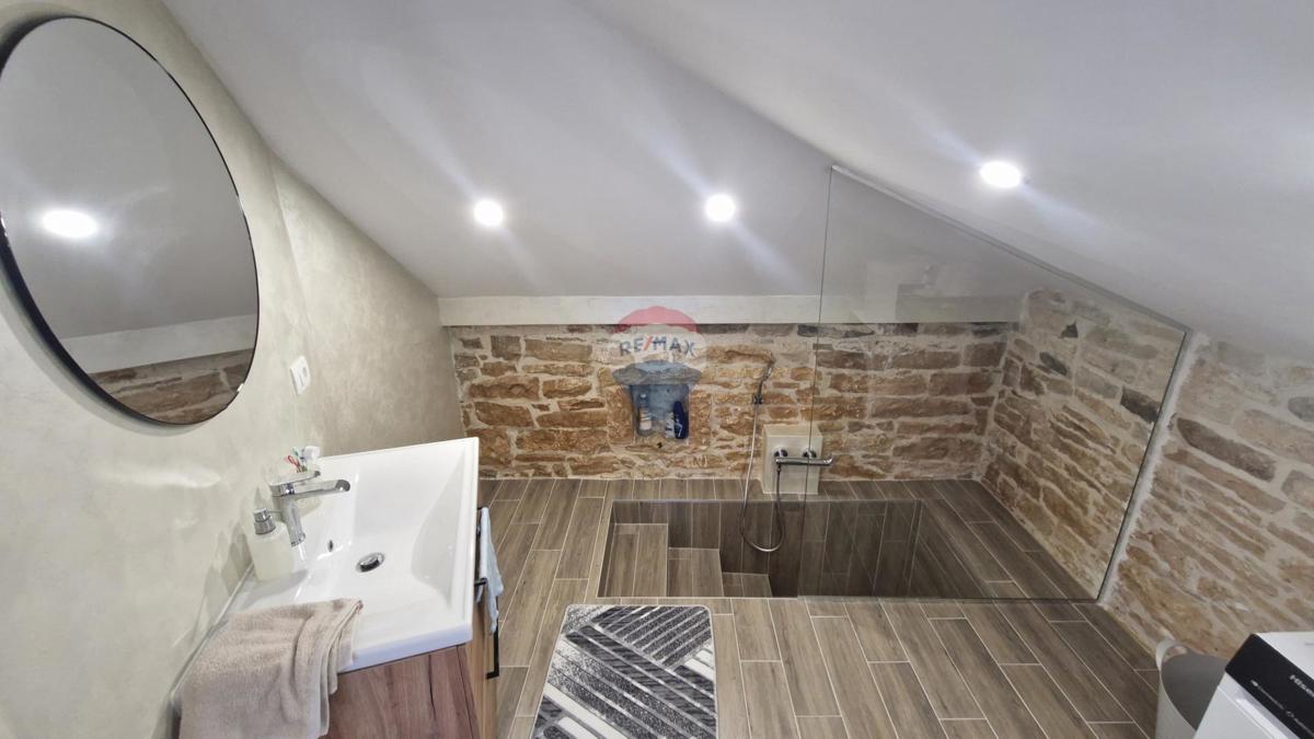 Istria, Barban, Hrboki – Casa in pietra con piscina, 100 m²