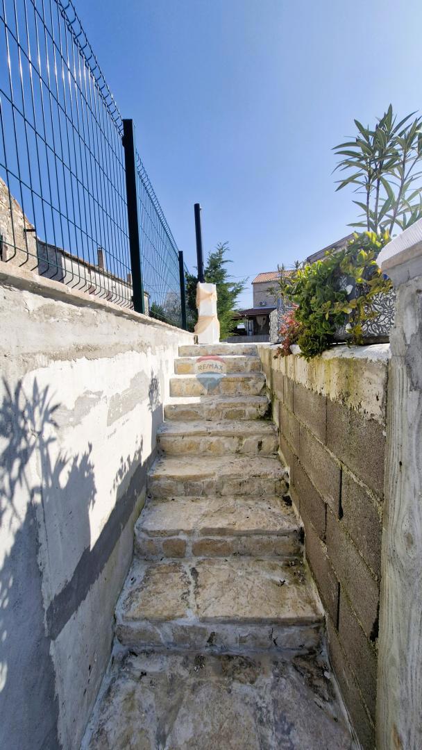 Istria, Barban, Hrboki – Casa in pietra con piscina, 100 m²