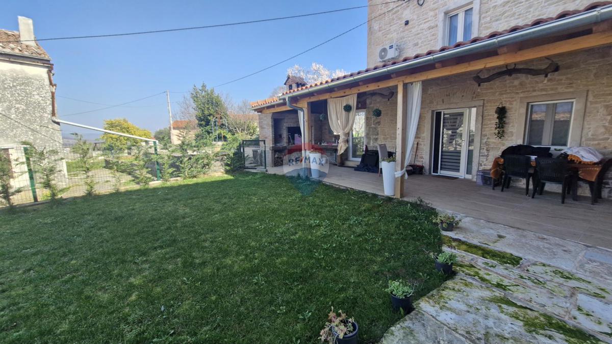 Istria, Barban, Hrboki – Casa in pietra con piscina, 100 m²