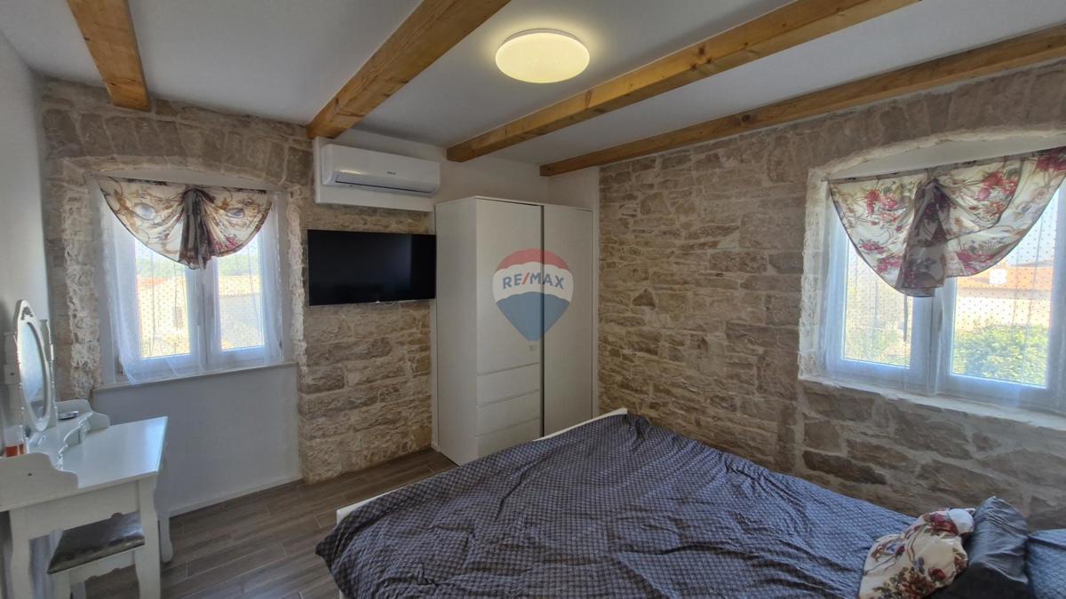 Istria, Barban, Hrboki – Casa in pietra con piscina, 100 m²