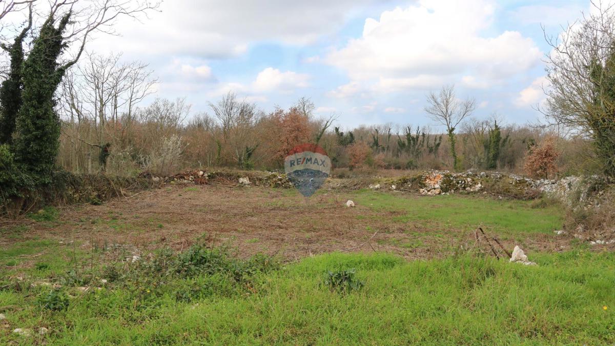 Terreno edificabile Tinjan, 605m2