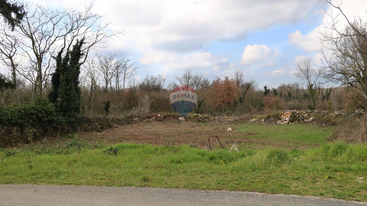 Terreno edificabile Tinjan, 605m2