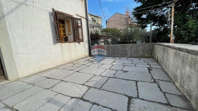 Krk, Punat - centro storico, casa con cortile e taverna, vicino al mare