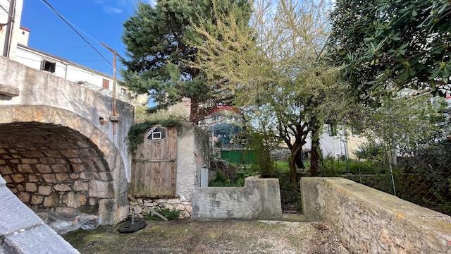 Krk, Punat - centro storico, casa con cortile e taverna, vicino al mare
