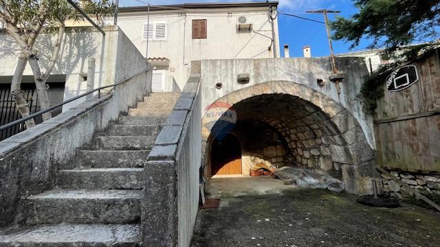 Krk, Punat - centro storico, casa con cortile e taverna, vicino al mare