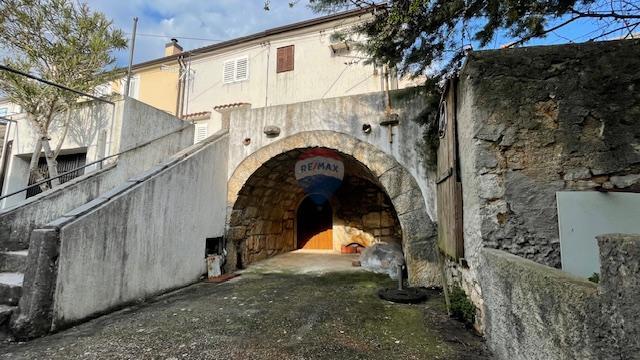 Krk, Punat - centro storico, casa con cortile e taverna, vicino al mare