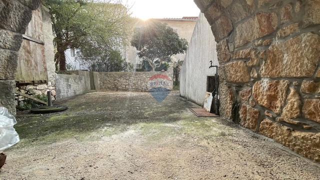 Krk, Punat - centro storico, casa con cortile e taverna, vicino al mare