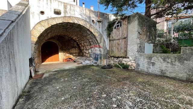 Krk, Punat - centro storico, casa con cortile e taverna, vicino al mare
