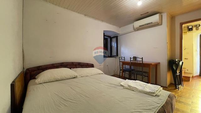 Krk, Punat - centro storico, casa con cortile e taverna, vicino al mare