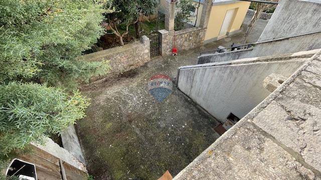 Krk, Punat - centro storico, casa con cortile e taverna, vicino al mare