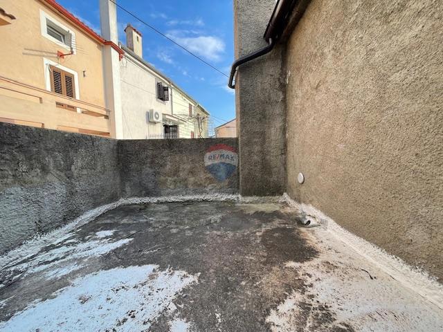 Krk, Punat - centro storico, casa con cortile e taverna, vicino al mare