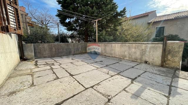 Krk, Punat - centro storico, casa con cortile e taverna, vicino al mare