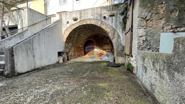 Krk, Punat - centro storico, casa con cortile e taverna, vicino al mare
