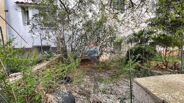 Krk, Punat - centro storico, casa con cortile e taverna, vicino al mare