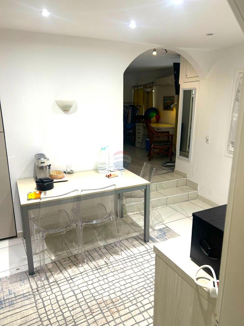 Istria, Rovigno-piano terra, centro storico, ristrutturato, 40m2 su una bella piazza  In un'ottima posizione, in una delle romantiche piazze della città vecchia, vendiamo questo appartamento molto luminoso. Si tratta di un piano terra alto di un bell