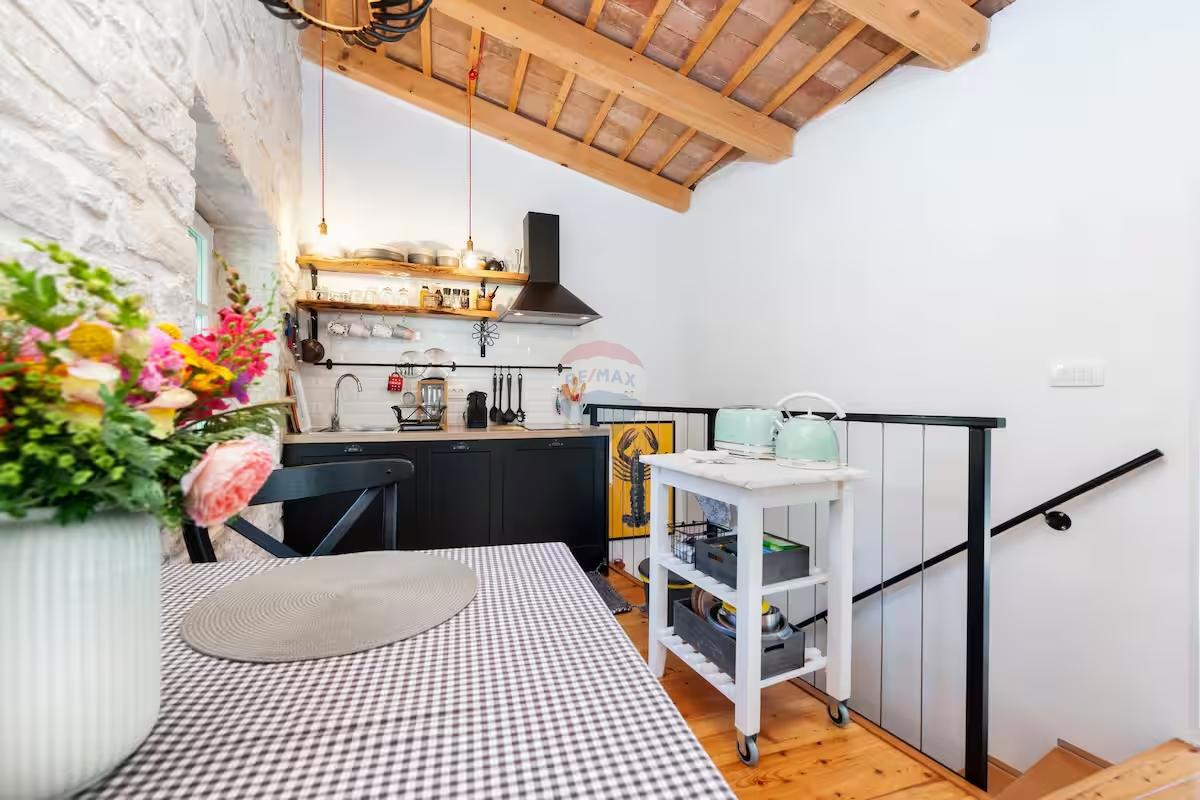 Istria, Rovigno – Casa con cortile, centro città, strada tranquilla, nuova costruzione