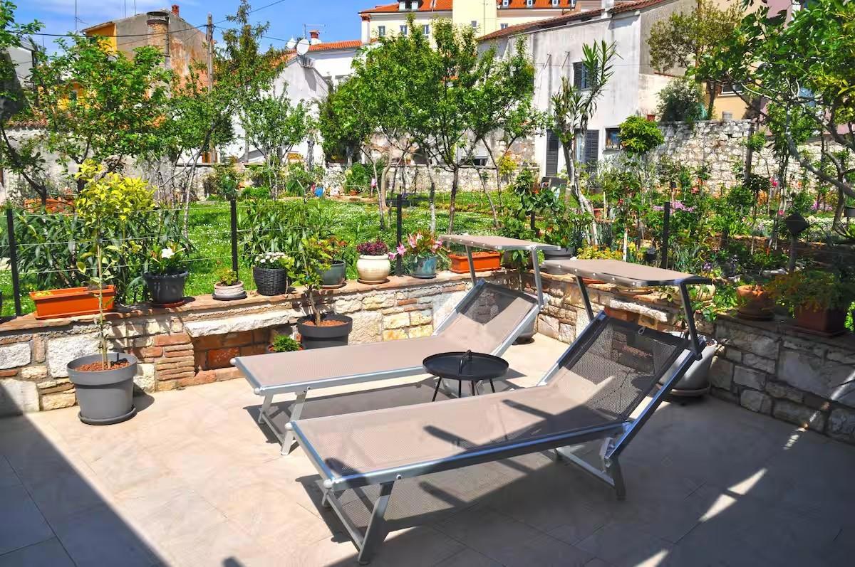 Istria, Rovigno – Casa con cortile, centro città, strada tranquilla, nuova costruzione