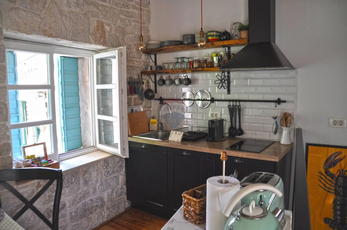 Istria, Rovigno – Casa con cortile, centro città, strada tranquilla, nuova costruzione