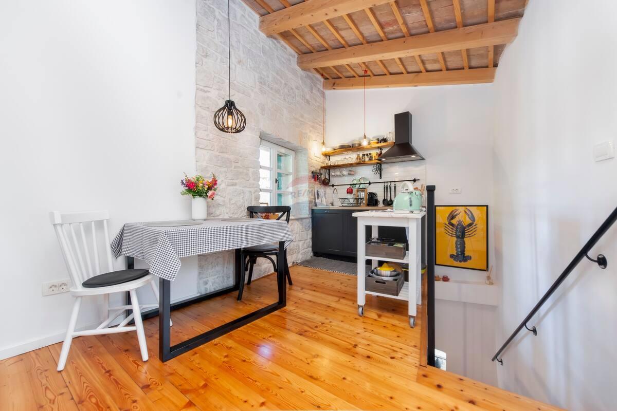 Istria, Rovigno – Casa con cortile, centro città, strada tranquilla, nuova costruzione