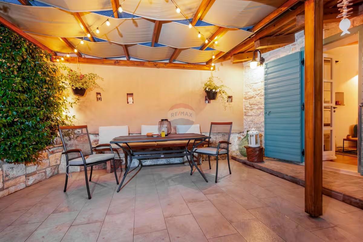 Istria, Rovigno – Casa con cortile, centro città, strada tranquilla, nuova costruzione