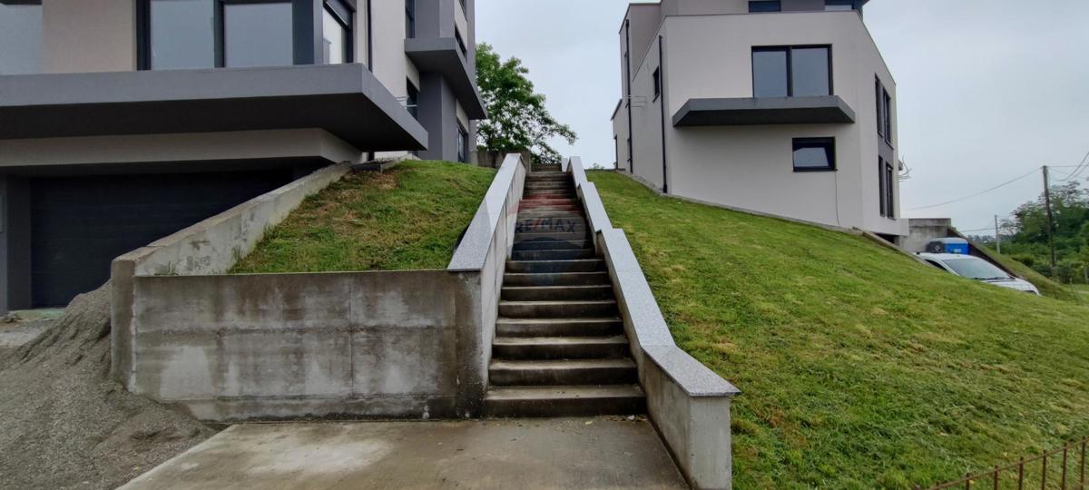 Zagabria, Črnomerec–Mikulići, edificio residenziale con due appartamenti duplex con tre camere e mezzo