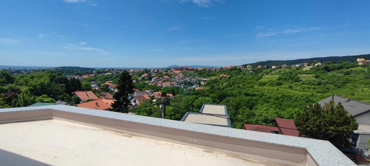 Zagabria, Črnomerec–Mikulići, edificio residenziale con due appartamenti duplex con tre camere e mezzo