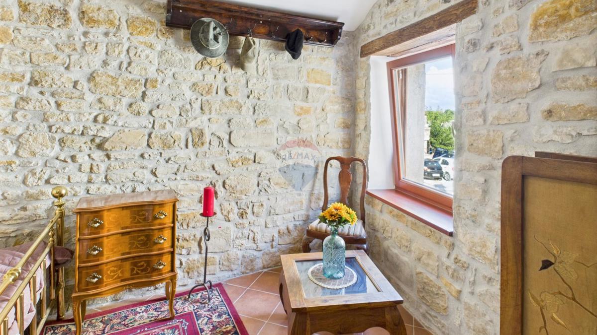 Istria, Buje –Casa elegante in pietra con giardino nel centro città