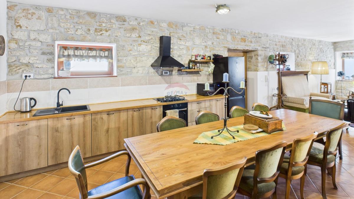 Istria, Buje –Casa elegante in pietra con giardino nel centro città