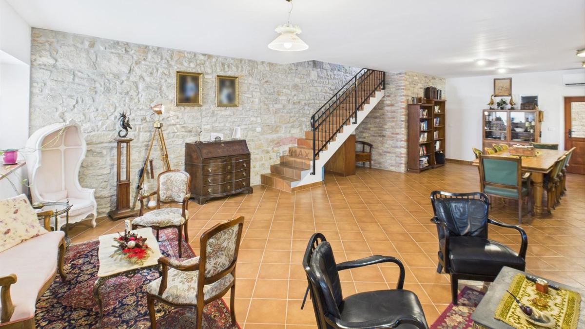Istria, Buje –Casa elegante in pietra con giardino nel centro città