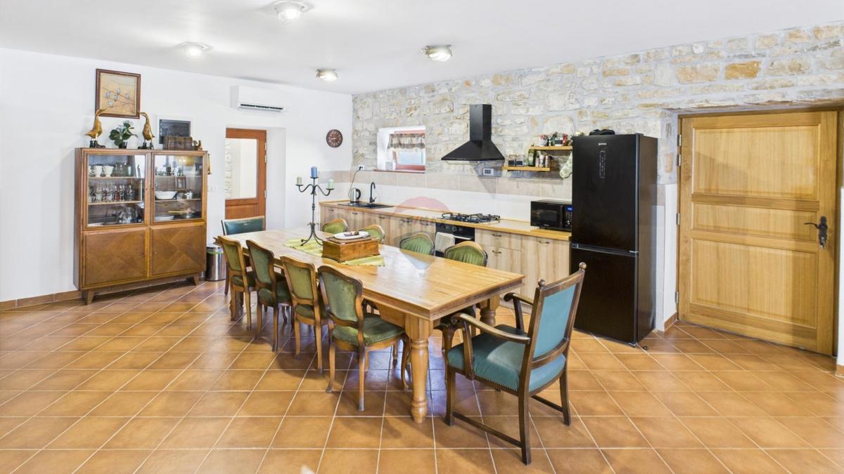 Istria, Buje –Casa elegante in pietra con giardino nel centro città