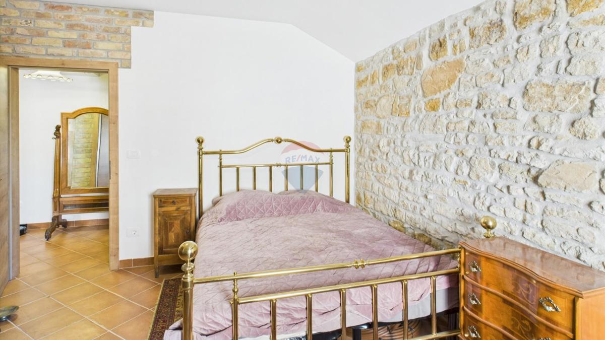 Istria, Buje –Casa elegante in pietra con giardino nel centro città