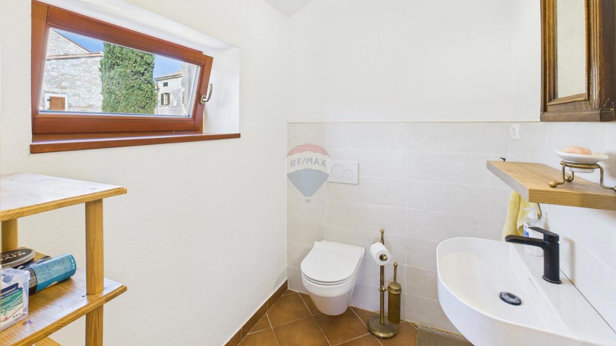 Istria, Buje –Casa elegante in pietra con giardino nel centro città
