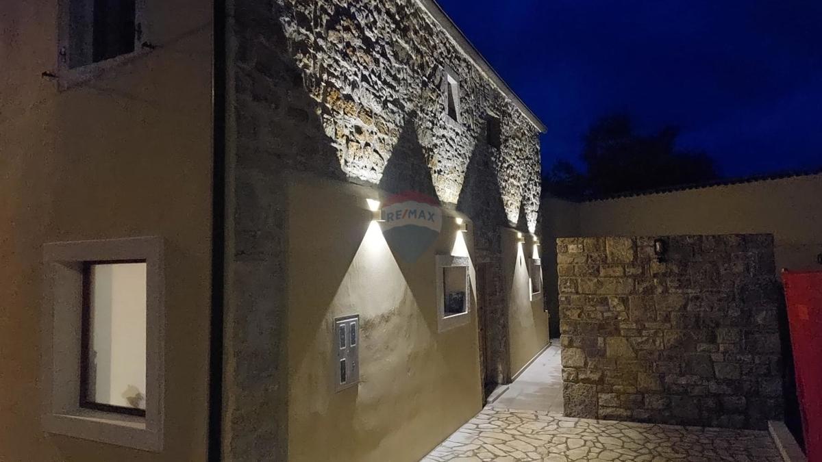 Istria, Buje –Casa elegante in pietra con giardino nel centro città