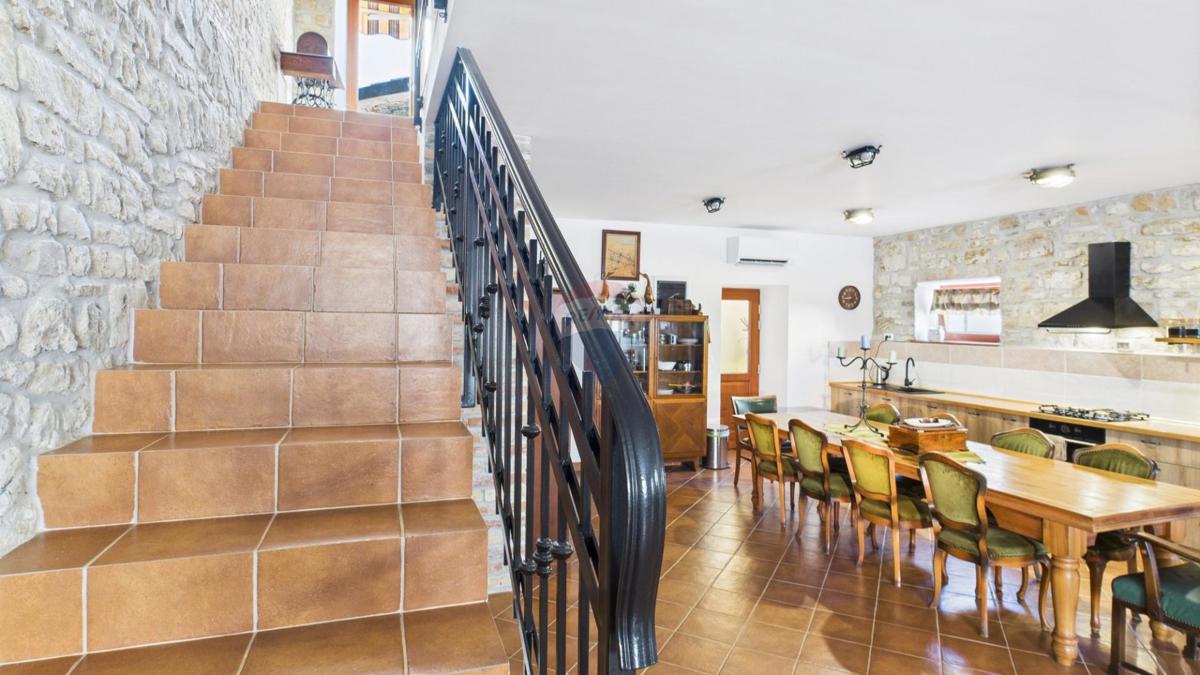 Istria, Buje –Casa elegante in pietra con giardino nel centro città