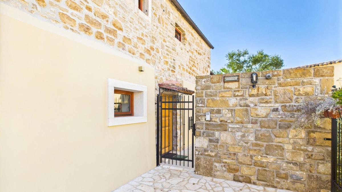 Istria, Buje –Casa elegante in pietra con giardino nel centro città