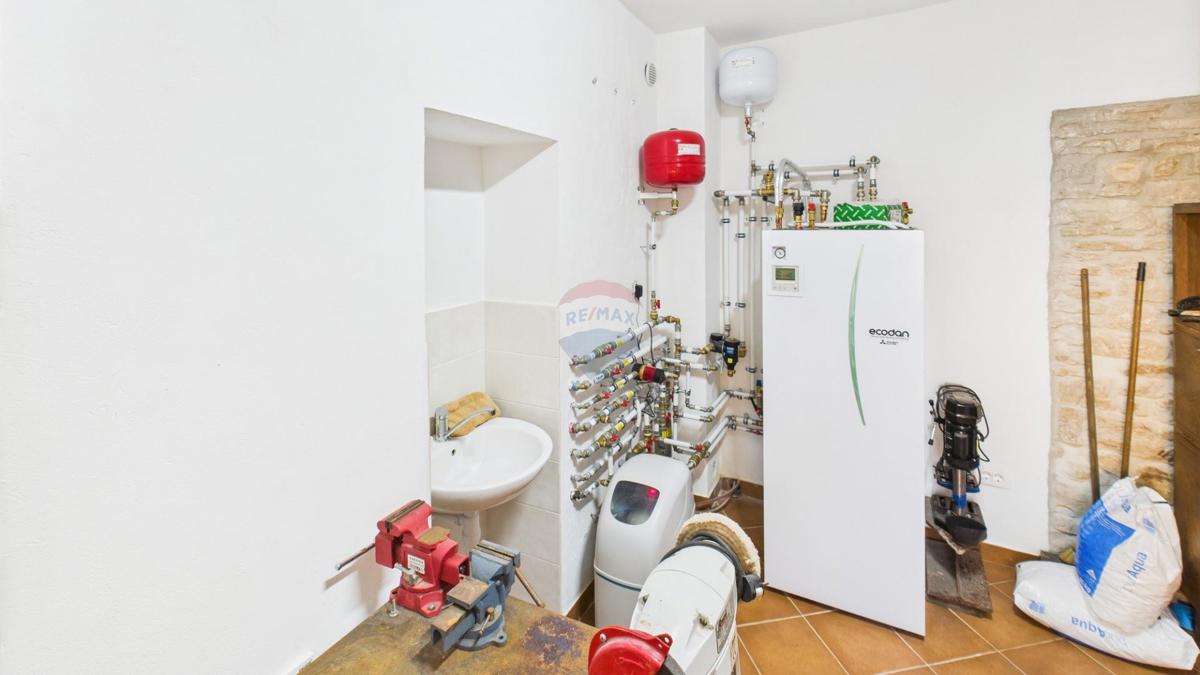 Istria, Buje –Casa elegante in pietra con giardino nel centro città