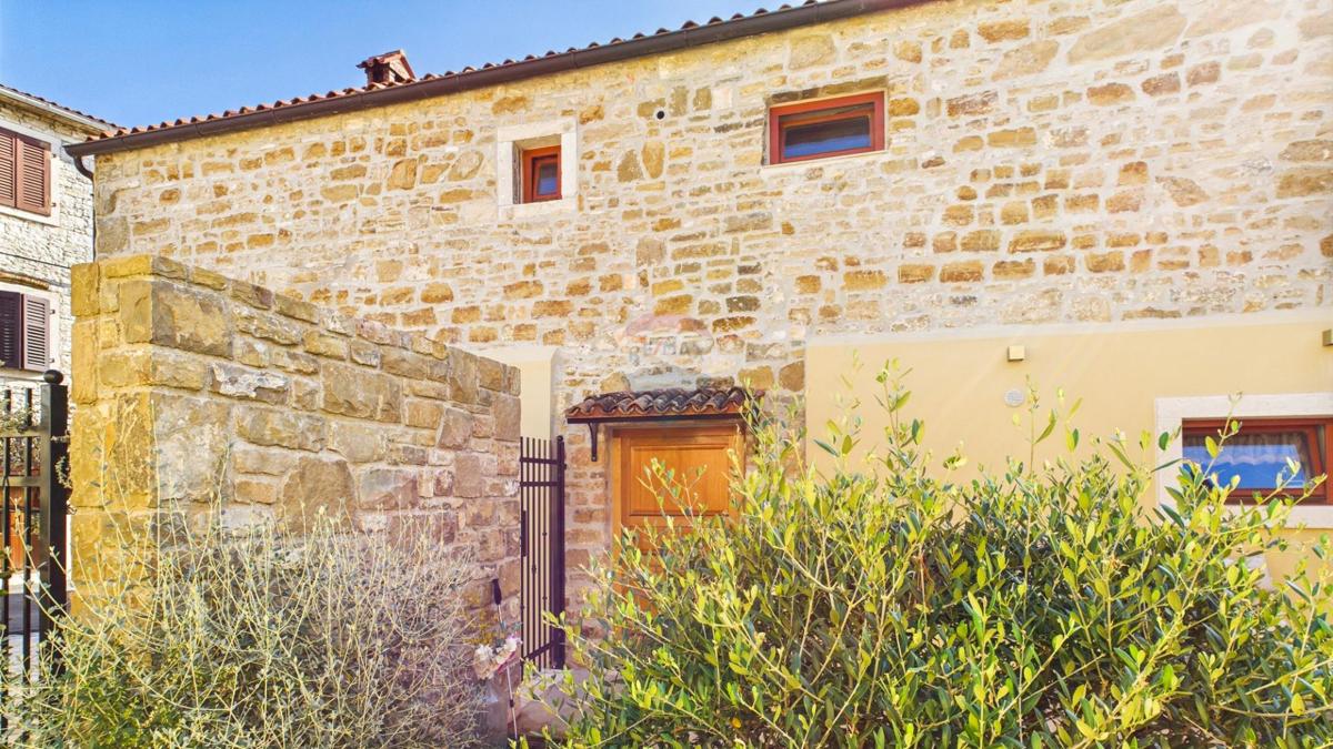 Istria, Buje –Casa elegante in pietra con giardino nel centro città